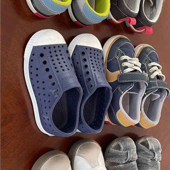 Boys Sz 7 Shoes - 6 pairs! - Picture 3 of 4